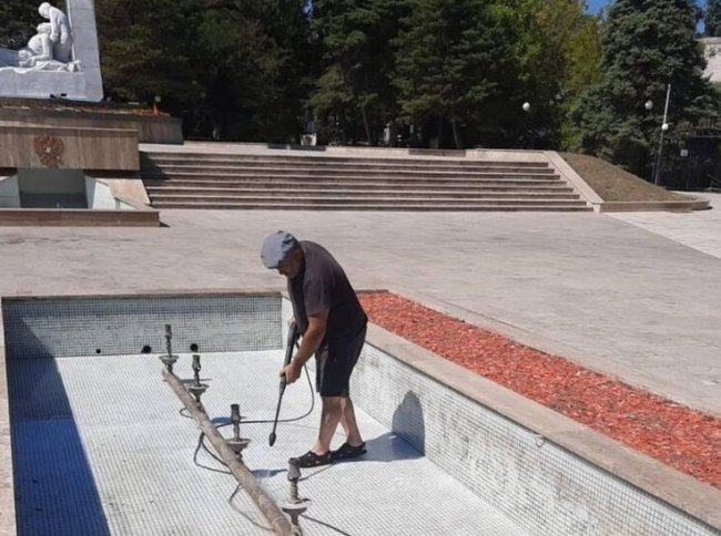 В центре Сочи приступили к чистке фонтана у мемориального комплекса «Подвиг во имя жизни»