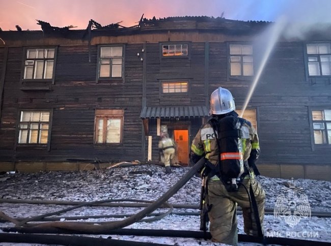 В Мурманске спасли двух человек при пожаре в жилом доме на улице Фрунзе