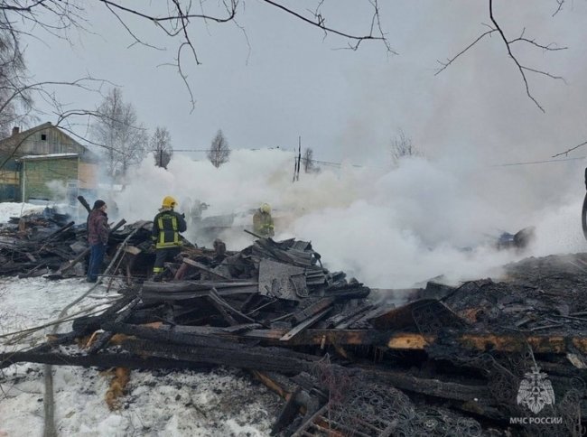 В поселке под Архангельском огонь уничтожил многоквартирный жилой дом