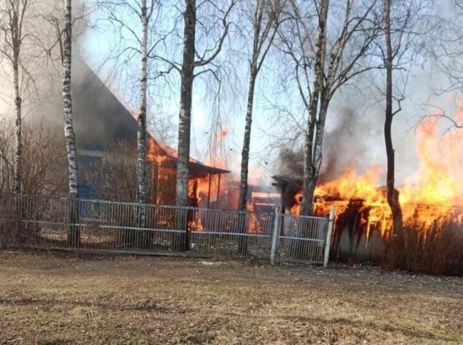 В брянском селе Зёрново пожар уничтожил дом с сараем