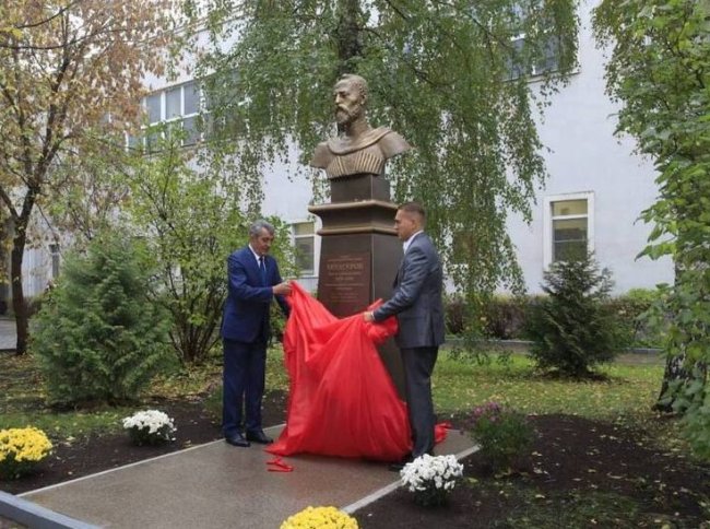 Сергей Меняйло открыл бюст Коста Хетагурова в московской школе в день рождения поэта