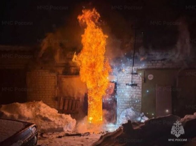 Двенадцать спасателей тушили гараж в Калуге