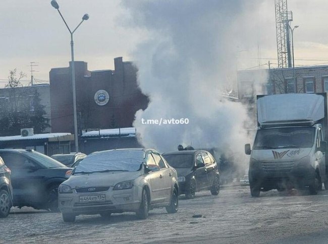 Cтали известны подробности вчерашнего пожара в автомобиле на парковке у псковского торгового центра