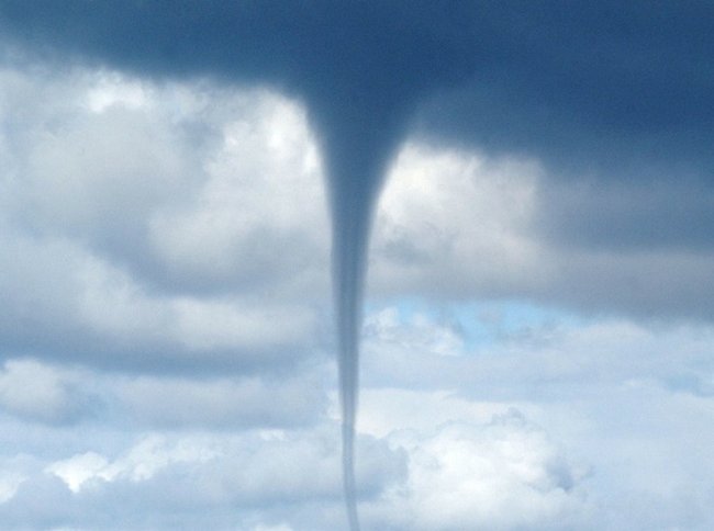 Торнадо в Оклахоме покалечил 10 человек и повредил авиабазу ВВС США