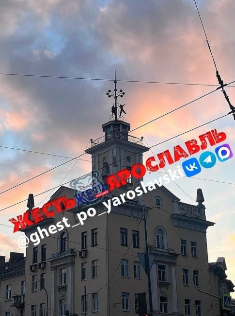 Школьники проникли на крышу дома со шпилем в Ярославле