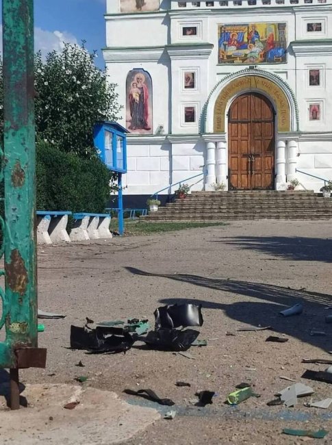 В Каменке-Днепровской дрон застрял в воротах храма и не взорвался