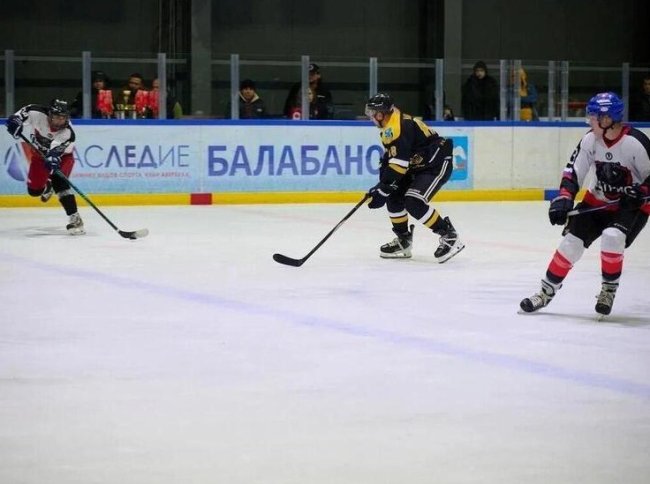 В балабановском «Наследии» играли на льду в честь участников СВО